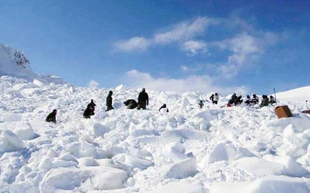 Hindistanda qar uçqununda ölənlərin sayı 17 nəfərə çatıb