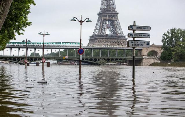 Paris: Sena çayında suyun səviyyəsi pik həddə çatıb