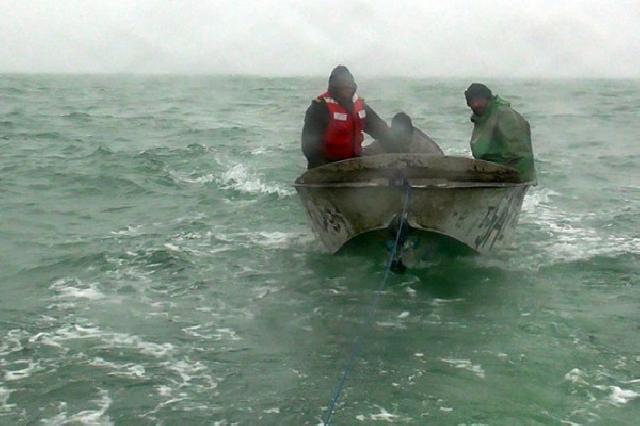 Küləkli havada dənizdə köməksiz qalmış balıqçılar xilas ediliblər