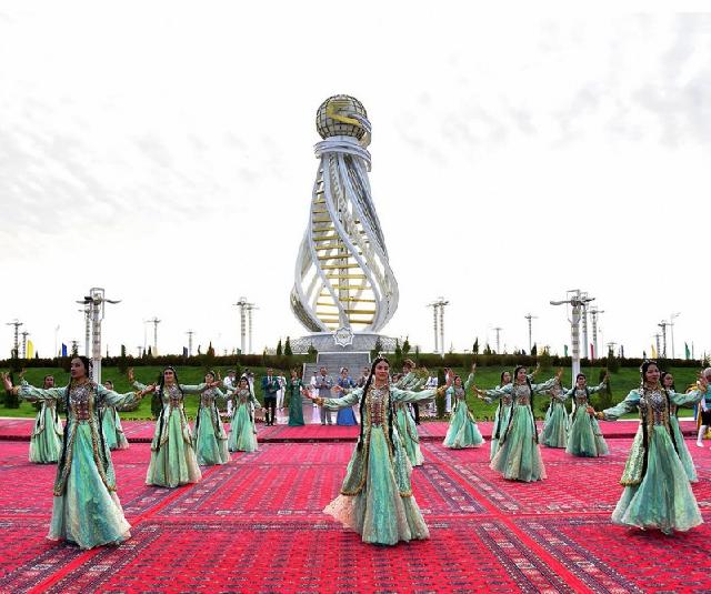 Türkmənistanda “İpək yolu” monumenti açılıb