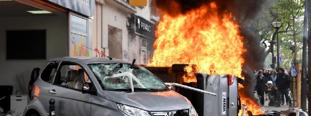 Parisdə 1 May nümayişçiləri ilə polis arasında toqquşma olub