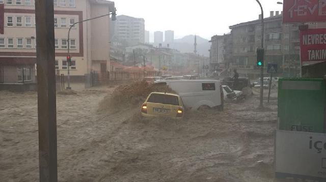 Güclü sel Ankarada fəsadlar yaradıb