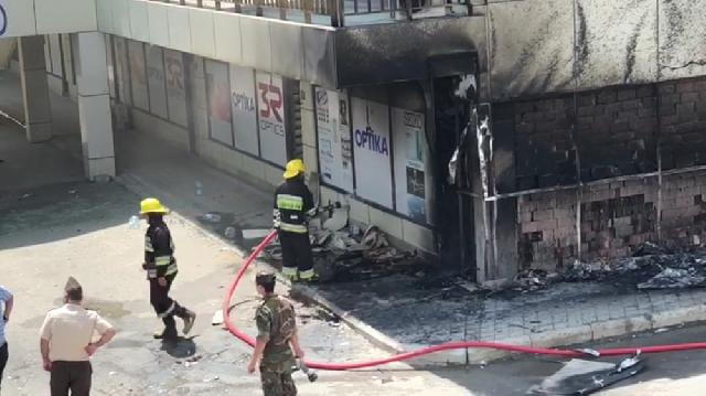 “Riyad” ticarət mərkəzində yanğında 2 nəfər yanıq xəsarəti alıb