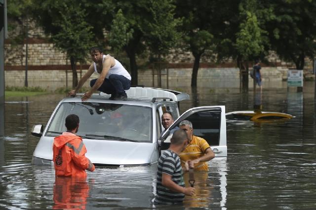 Güclü yağış İstanbulda sel və daşqına səbəb olub