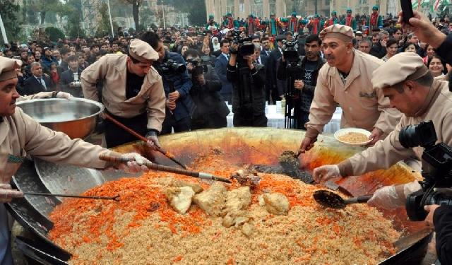 Düşənbədə “Oşi palav” festivalında 10 ton plov bişirilib