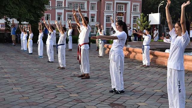 Özbəkistanda dövlət qulluqçuları hər gün gimnastika ilə məşğul olacaqlar