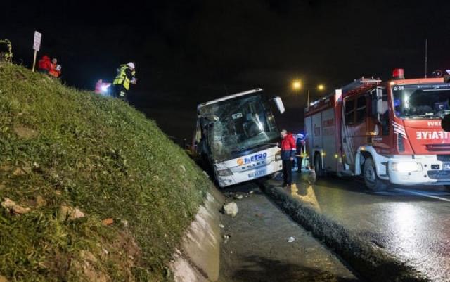 İstanbulda sərnişin avtobusu aşdı: 3 ölü, 21 yaralı