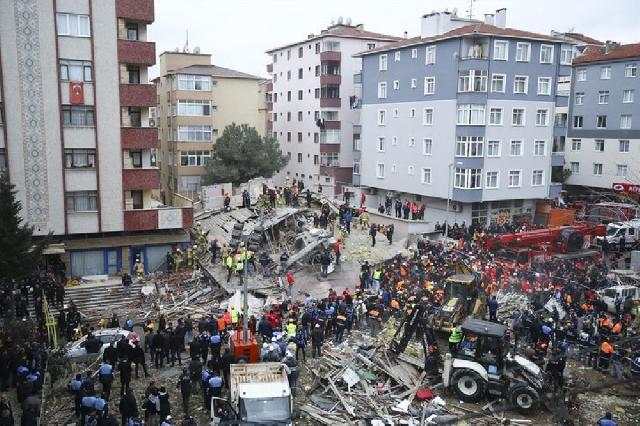 İstanbulda çökmüş binanın dağıntıları altında  43 nəfərin qaldığı ehtimal olunur