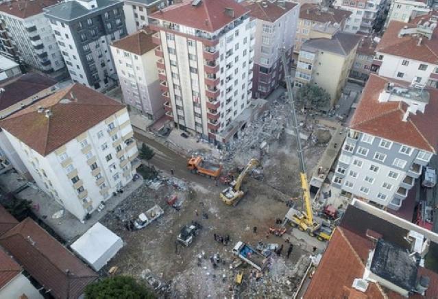 İstanbulda çökən binanın tikintisində dəniz qumundan istifadə olunub