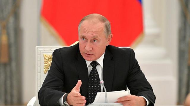 Vladimir Putin dövlətlərarası axtarışda olanların qiyabi həbs edilməsi barədə qanunu imzalayıb