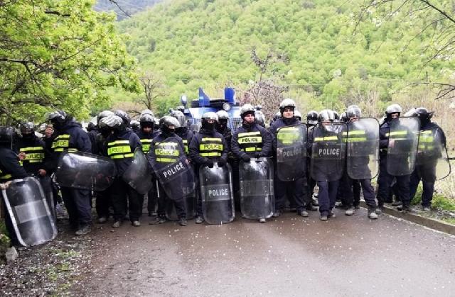 Gürcü polisi etiraz aksiyaçılarına qarşı gözyaşardıcı qaz və rezin güllələrdən istifadə edib