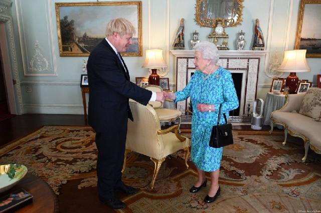 Kraliça II Elizabetlə görüşdən sonra Boris Conson rəsmən baş nazir elan edilib