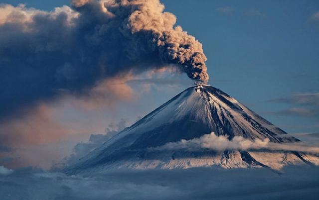 Kamçatkada vulkan 5 km hündürlüyə kül  püskürüb