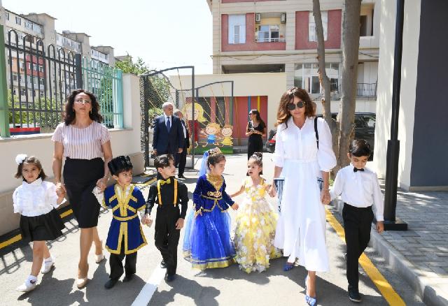 Mehriban Əliyeva uşaq bağçalarının açılışlarında iştirak edib
