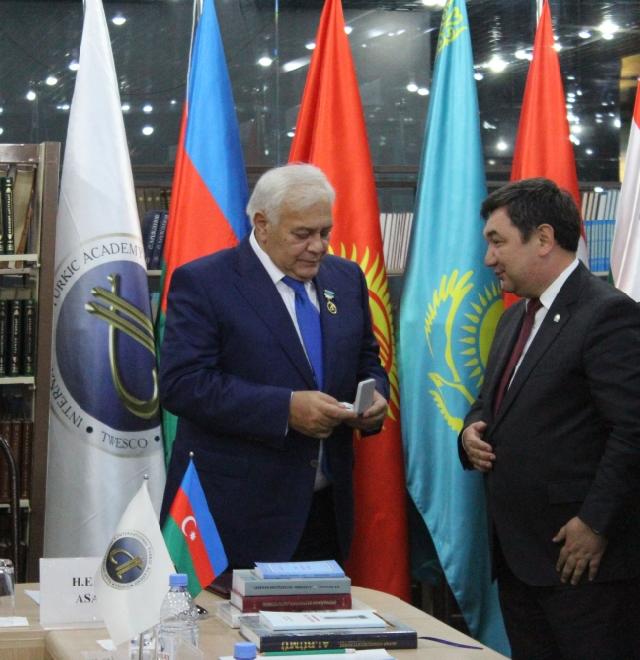 Oqtay Əsədov Nur-Sultanda qızıl medalla təltif edildi