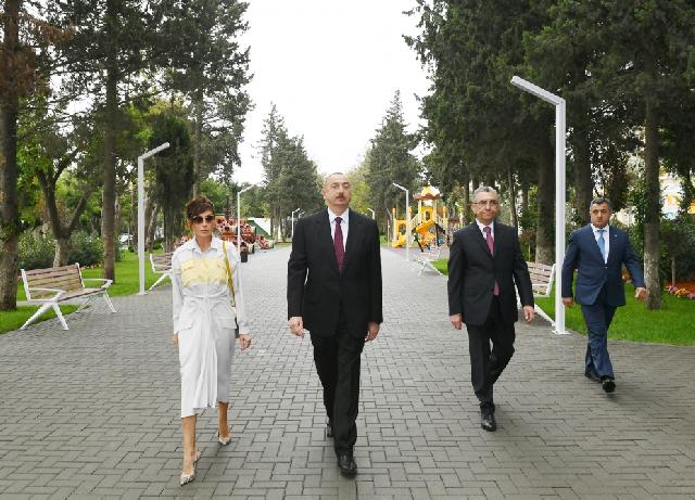 İlham Əliyev Atatürk prospektindəki parkda təmir işləri ilə tanış olub