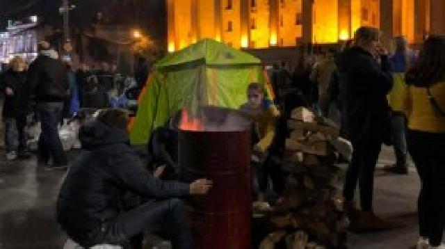 Müxalifət Tbilisidə parlament qarşısında iri çadır qurdu