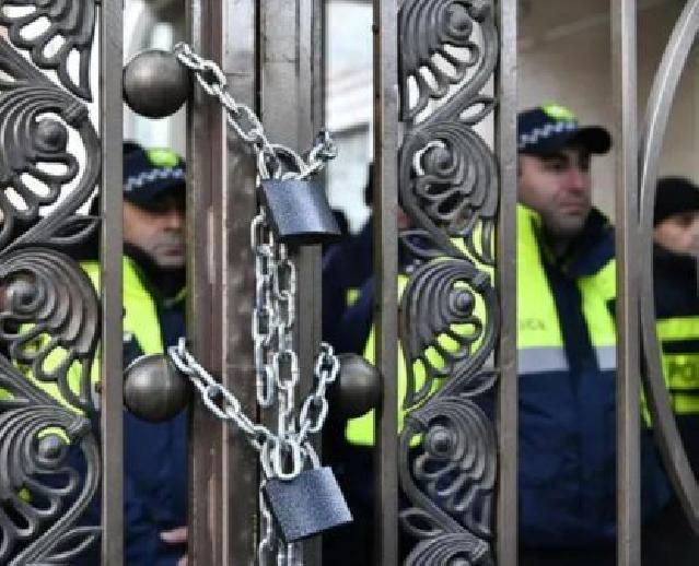 Gürcüstan müxalifəti parlament binasının qapılarını qıfılladı