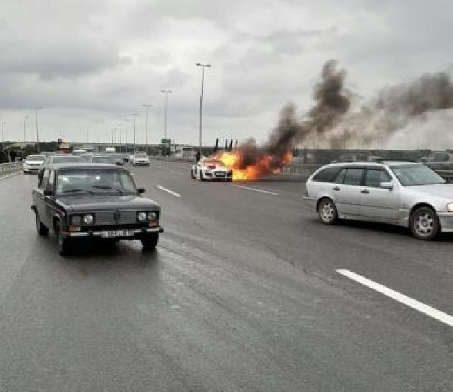 Paytaxtda  “Audi” yandı