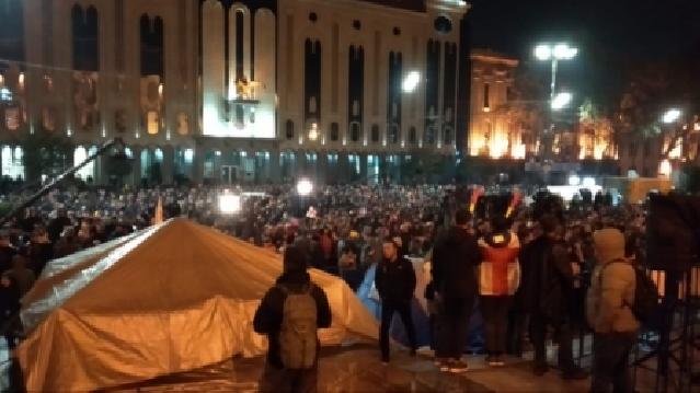 Gürcüstanda müxalifətçilər parlamentin binasını əhatəyə alıblar