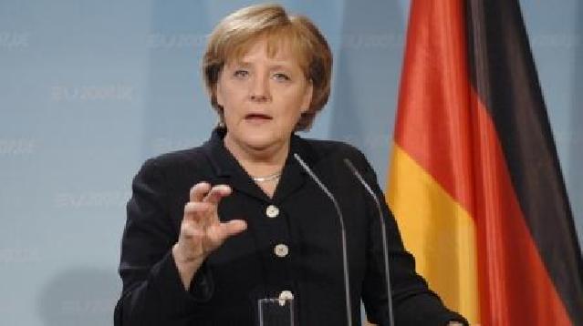 Angela Merkel səhhəti ilə bağlı vəzifədən getməyəcəyini deyib