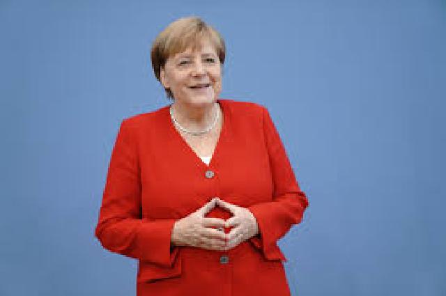 Angela Merkel konfransda yıxılıb 