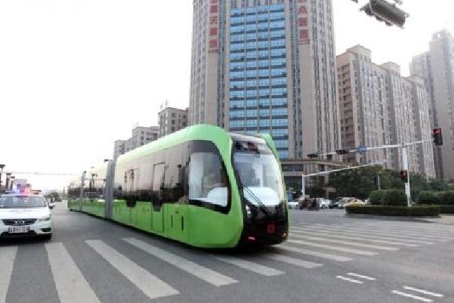 Çində dünyanın ilk relssiz "ağıllı" tramvay istifadəyə verilib