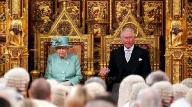 Kraliça Britaniyanın yeni parlamentin açılışını edib