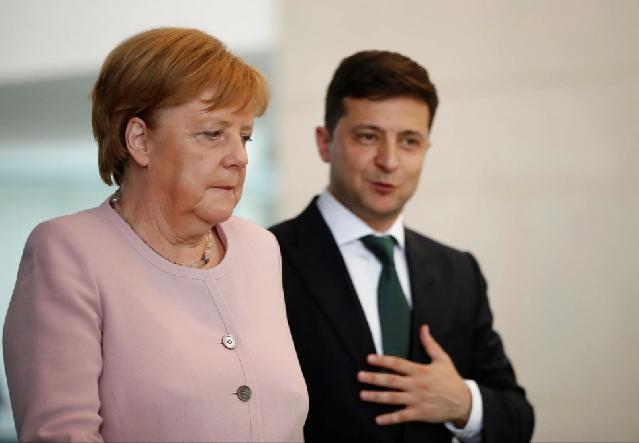 Zelenski Merkellə Avropaya qaz nəqli məsələsini müzakirə etdi