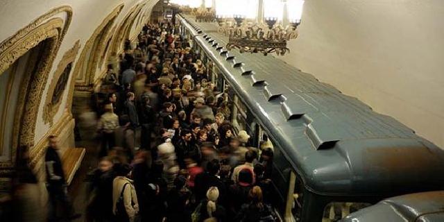 Bakı metrosunda gərgin anlar: sərnişinlər vaqonlardan düşürüldü