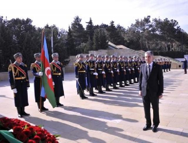 Türkmənistan prezidenti  Şəhidlər xiyabanını ziyarət edib