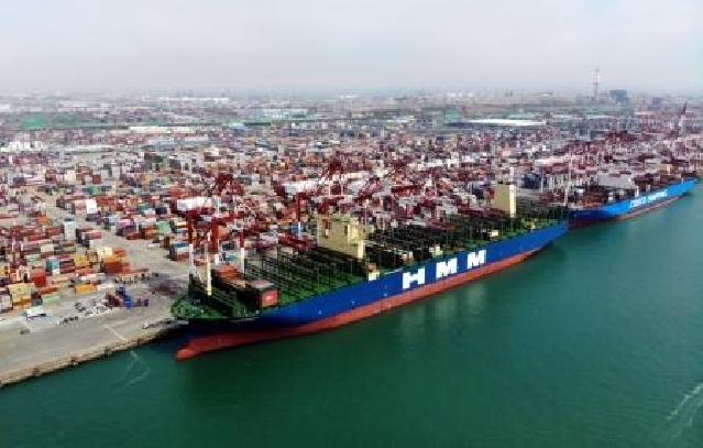 Dünyanın ən böyük konteyner gəmisi ilk səfərə çıxıb