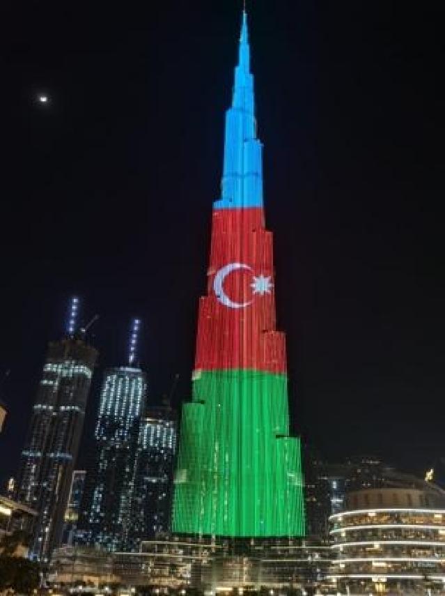 Dünyanın ən hündür “Bürc-Xəlifə” qülləsində Azərbaycan bayrağı əks olunub