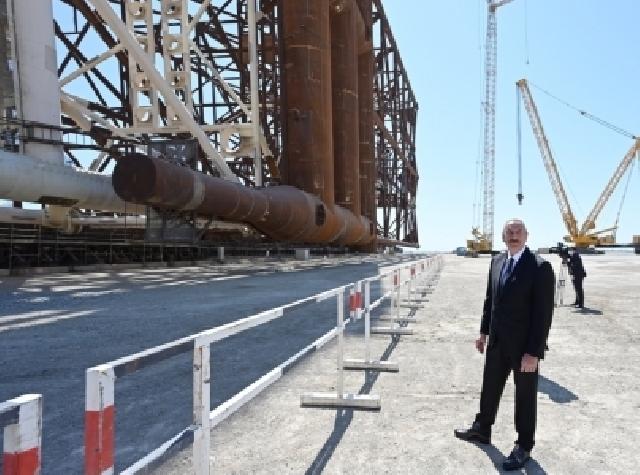 Prezident İlham Əliyev “Qarabağ” yatağının dayaq blokunu dənizə yola saldı