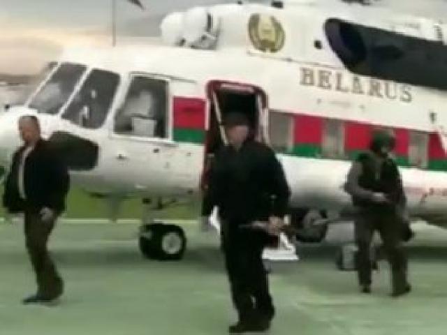 Lukaşenko əlində avtomat prezident sarayına gəldi