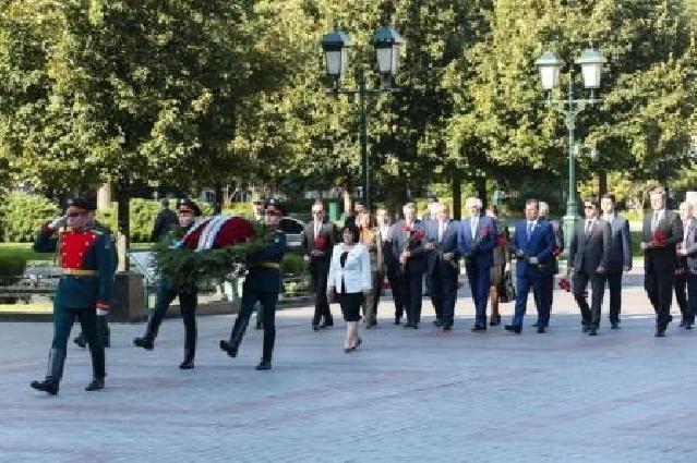 Milli Məclisin sədri Moskvada “Naməlum əsgər” məzarını ziyarət edib