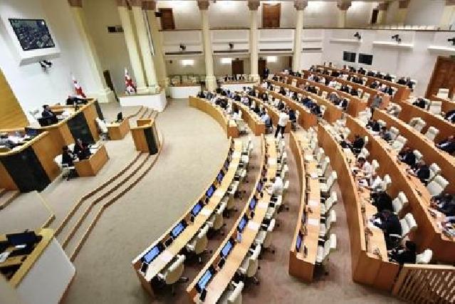 Parlament Gürcüstan hökumətini tam tərkibdə istefaya göndərdi