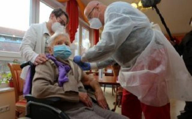 Almaniyada ilk peyvənd 101 yaşlı qadına vuruldu