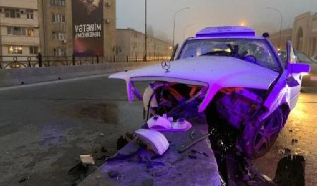 Yuxulu sürücü paytaxtda “Mercedes”i beton divara çırpdı