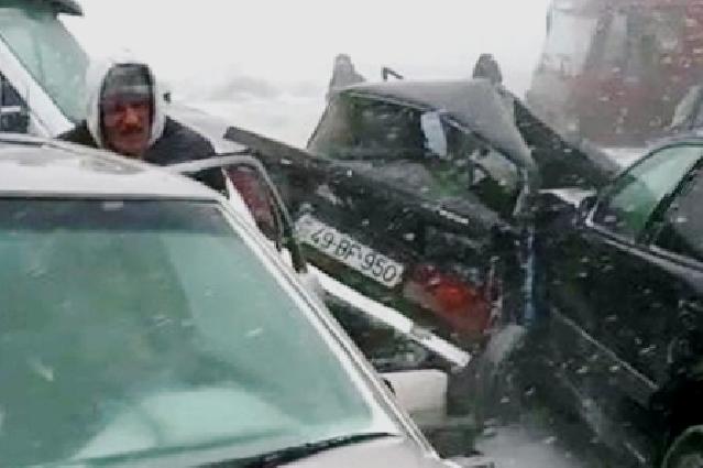 Bakıda 8 avtomobil zəncirvari qəza törətdi:1 nəfər öldü, 1-i isə yaralandı