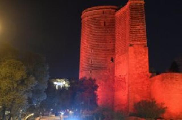 Bakı Olimpiya Stadionu və Qız qalası qırmızı rəngə boyandı