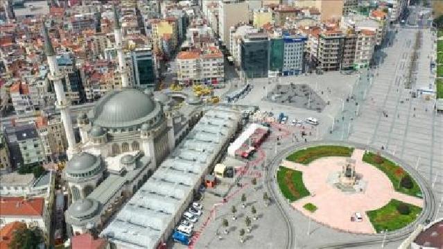 İstanbulun Taksim məscidi ibadətə açılıb