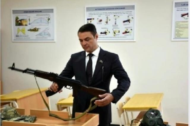 Polisi döyən deputat Eldəniz Səlimov YAP-dan çıxarıldı