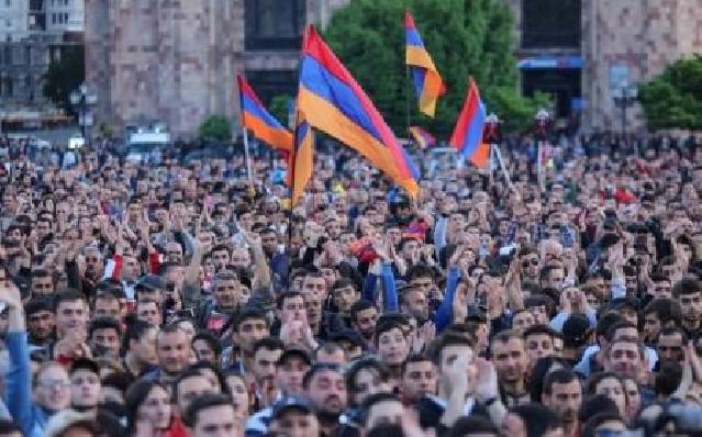 Ermənistanda Paşinyana qarşı etirazlar başladı