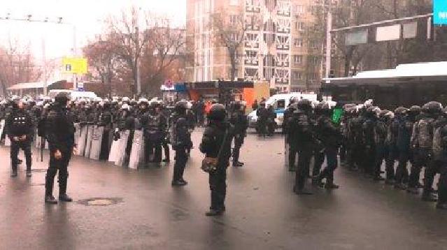 Almatıda etirazçılarla polis arasında toqquşmalar başlayıb