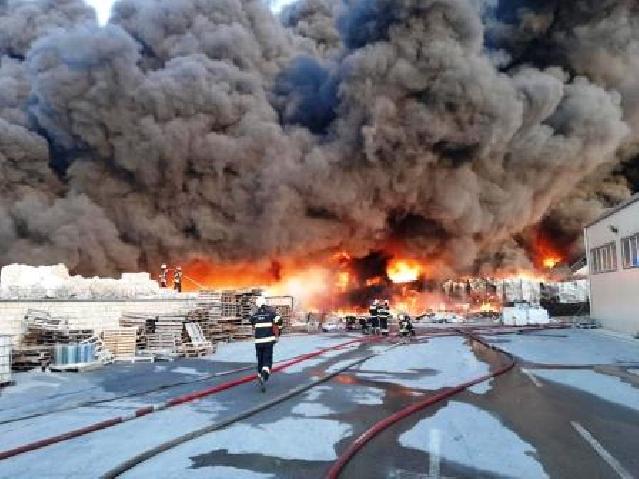 “Azərsun Sənaye Parkı”ndakı güclü yangönın söndürülməsinə2  helikopter cəlb olunub