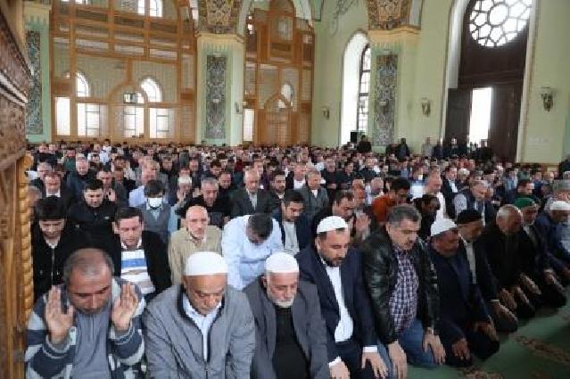 Azərbaycan məscidlərində Ramazan bayramı namazı qılınır