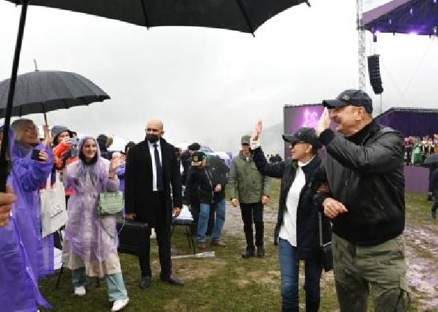 İlham Əliyev və xanımı Şuşada "Xarıbülbül” Festivalının açılışında