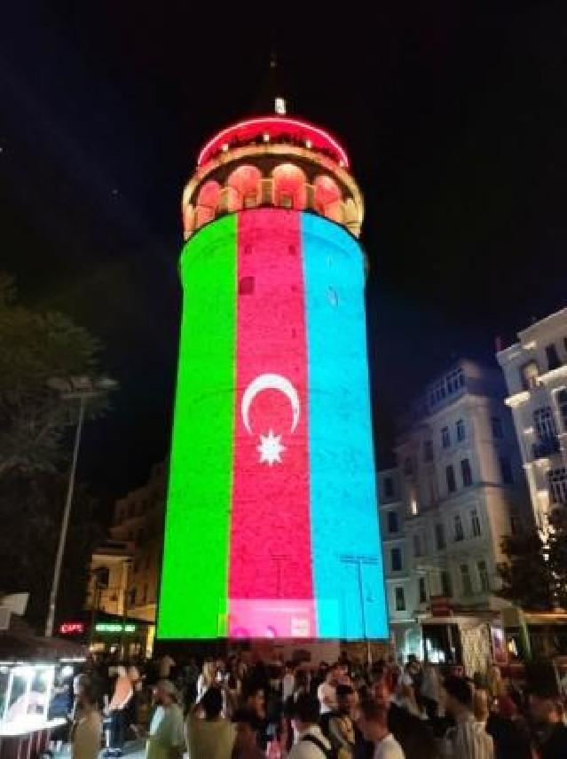 İstanbulun rəmzləri şanlı bayrağımızın rənglərinə bürünüb