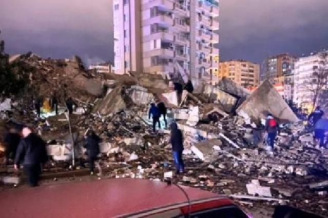 Türkiyədə 7,4 ballıq zəlzələ:  76 nəfər ölüb, 440-dan çox yaralı var, yüzlərlə bina dağılıb